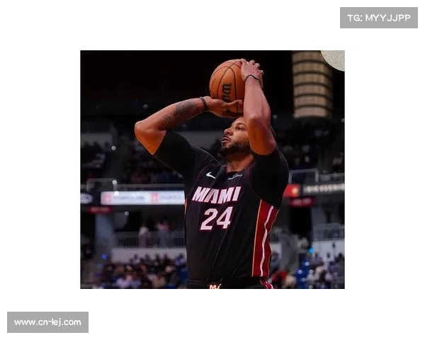 热火新援鲍威尔对阵76人18投11中砍32分，展现核心攻击力