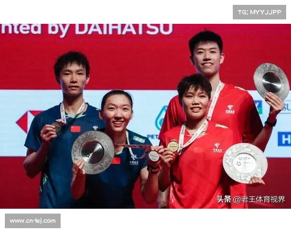 混双决赛后，冯彦哲-黄东萍与队友蒋振邦-魏雅欣握手致意